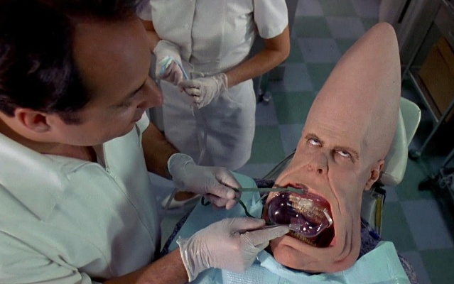 外星人来地球整牙，张嘴后牙医疯狂呕吐，只因里面的器官构造离谱