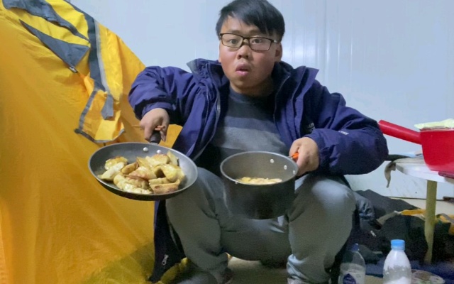 在江景板房休息几天，在团购上消费了80多，吃蒸煎饺和螺蛳粉