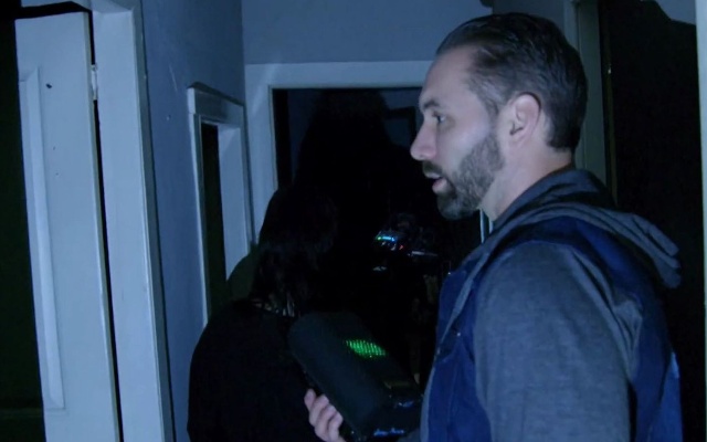 灵异调查员在闹鬼凶宅入住72小时，安置多台摄像机拍摄，真实纪录片