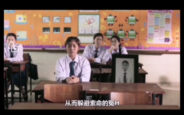 泰国超级恐怖片《鬼校亡友》女孩被鬼缠上天天带着自己的遗像上学