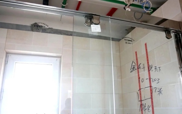 小户型卫生间装修案例！设计师现场讲解卫生间玻璃隔断做法！