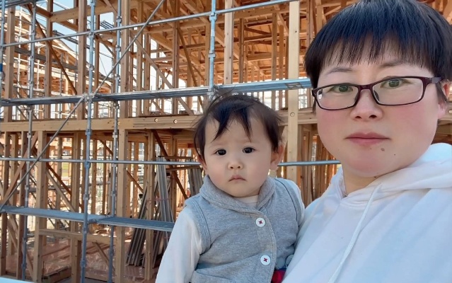 日本农村：小可爱看到盖房子，有点懵懵的？