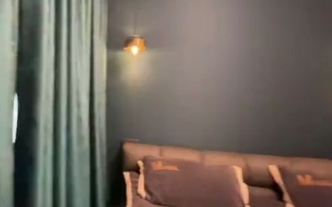卧室绿色背景墙与同色窗帘式样非常搭配~