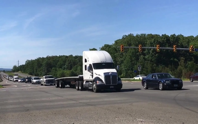 【北美卡车】在一个十字路口拍摄不断经过这里的经典卡车和现代卡车，有福莱纳科罗纳多，肯沃斯T880等
