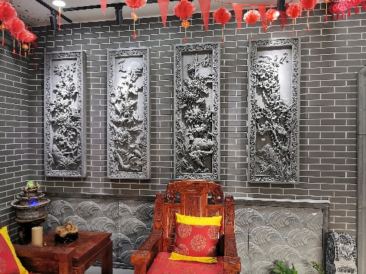 中式客厅梅兰竹菊砖雕挂件地砖搭配红木家具，给人一种庄重的感觉