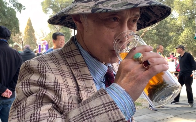 北京天坛69岁大爷，一身80年代西服佩戴翡翠戒指，派头十足