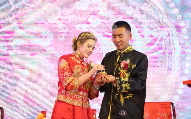 （up主本人的）十八线小镇中国小伙迎娶美国老婆，感人的中式婚礼 第二部分：婚礼仪式
