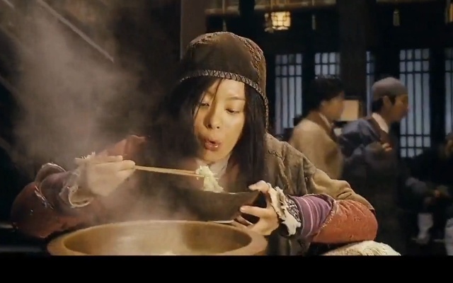 真香火锅吃戏：甄子丹在房顶用烟囱煮火锅，太有创意了!
