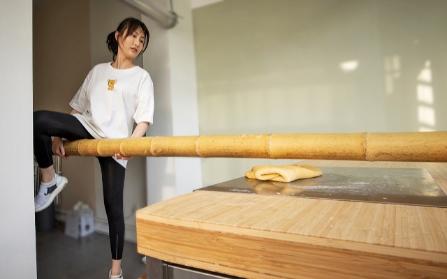 一女子宅家研习竹升压面，拉伤大腿韧带导致行动不便