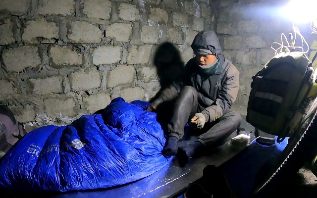 小伙骑行西藏，捡到一个废弃房子能过夜，不能搭帐篷也是好幸福