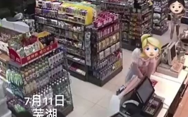 7月11日晚，芜湖一女子在超市被“咸猪手”，反手就是一巴掌并当场报警，目前，嫌疑人已被行政拘留。