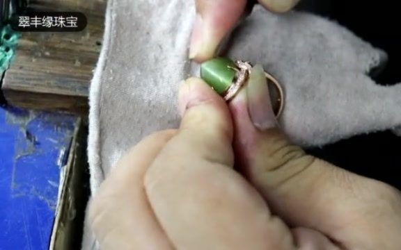 翡翠珠宝见多了，这次粉丝的猫眼石要设计戒指，看小黄如何设计