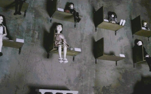 人形师抓来无辜少女，用她们的骨灰做成陶瓷娃娃，作为艺术品收藏