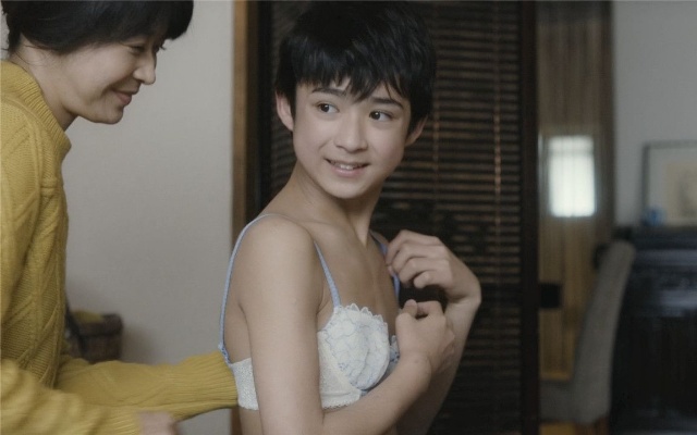 【娘子】男孩想变成女人，于是妈妈给他买了内衣给他戴上。日本高分电影《人生密密缝》