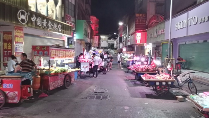 政府允许在街道上摆地摊了，深圳午夜的地摊生意怎样？