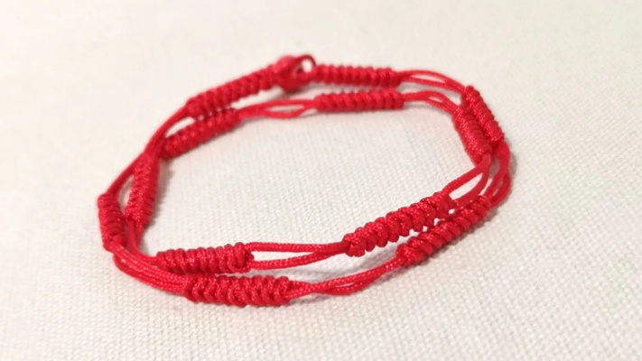 本命年需要戴红绳，教大家编一个简单的金刚结红绳手链，挺好学的