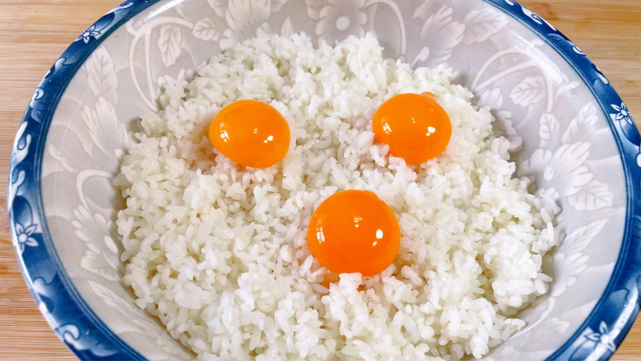 米饭里打3个鸡蛋，孩子吃一次就上瘾，一上桌连吃3大碗，营养全面