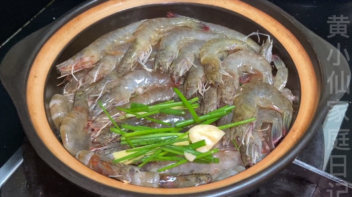粗盐焗虾才能做出虾真正的原汁原味，外壳红亮肉质弹牙，咸香适口