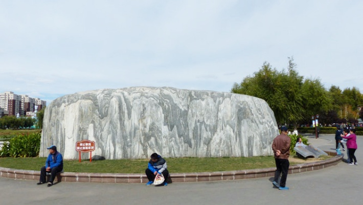 长春劳动公园有块泰山石157吨，仔细看能看出七头大象，真的吗？