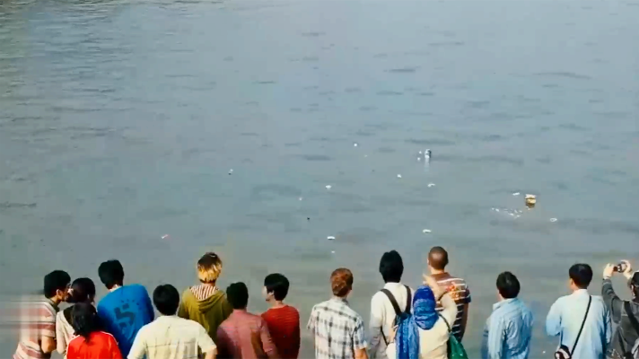 怪物：一群人往水里扔垃圾，结果被吓的四处逃窜，一个个命丧怪口