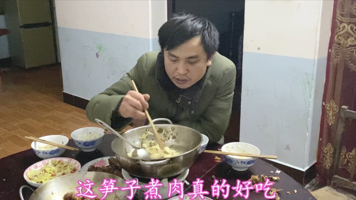 新鲜春笋煮肉，美味出自农村的土锅土灶，看看小伙吃的多韵味