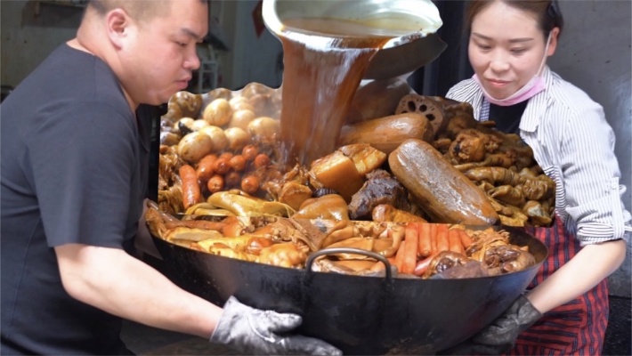 武汉夫妻一天卖600斤卤菜，巨型大锅码菜就要2小时，一大盘180元