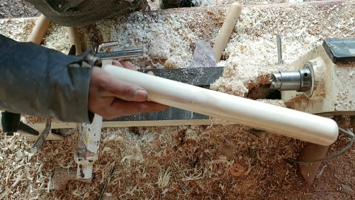 木匠用核桃木制作擀面杖 核桃木也算不错的木材