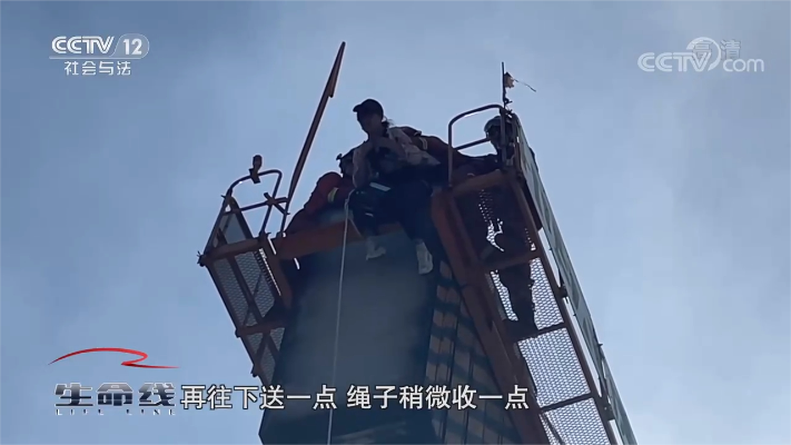浙江 塔吊大姐60米高空中暑昏迷 救援调派5辆消防车30名消防员
