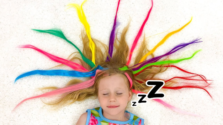 做梦的小女孩梦到满头长出彩色的头发，怎么都剪不断，幸好是假的