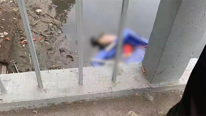 广东一小学门口水沟发现男尸，警方通报：未见致命外伤身份正确认