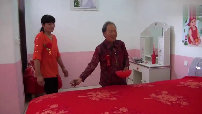安徽小伙结婚，80岁的奶奶亲自给新郎铺婚床，这个婚床铺的讲究