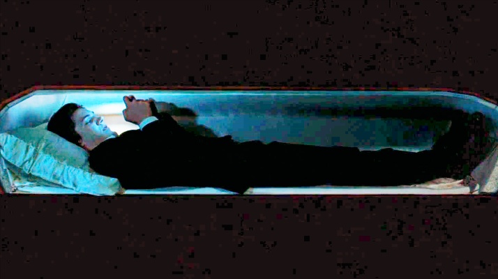 奇幻电影：男孩死而复生，躺在棺材里太无聊，拿出手机玩起了游戏
