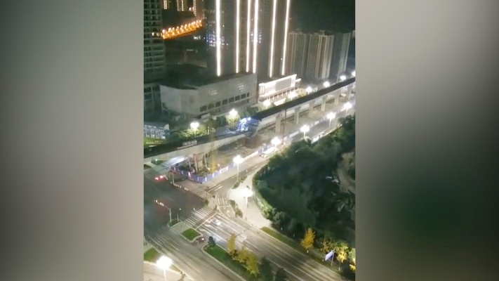 一声巨响！重庆一在建轻轨桥深夜坍塌，市民：好吓人！