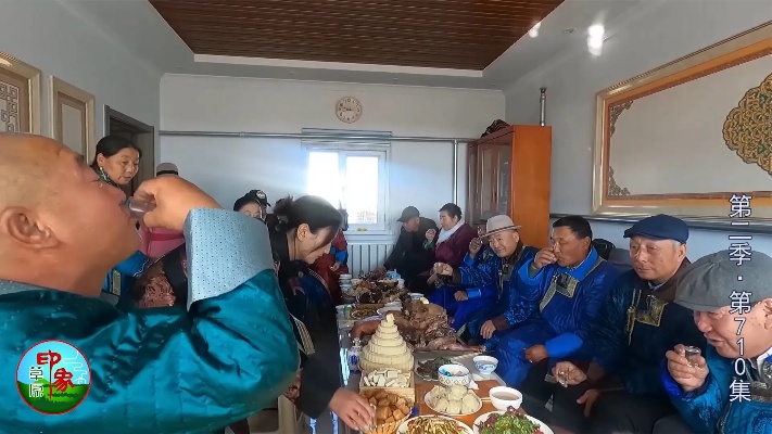 蒙古族过本命年是什么样的？一桌子的肉食和奶食，大碗喝酒！