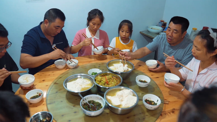 桃子姐和牛爷爷一起做一大锅豆花，搭配糍粑蘸水，满满的家乡味