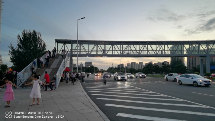 哈尔滨高架桥边的自娱自乐，令人感动