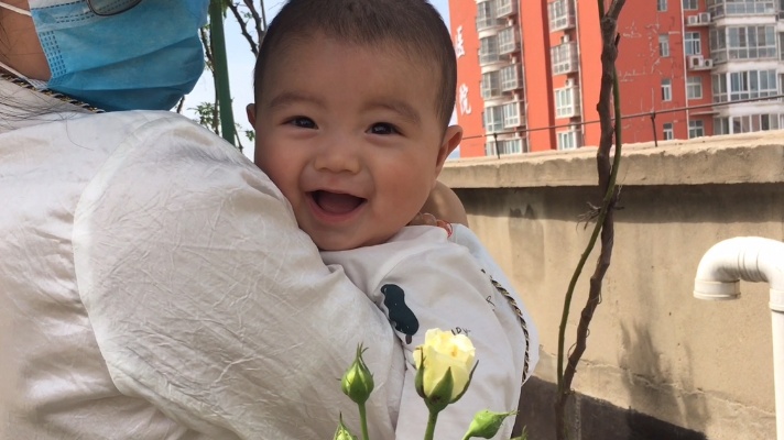 五个月的宝宝楼顶花园晒太阳，宝贝看见花草植物异常兴奋！可爱