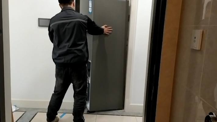 买的冰箱送来了厨房门窄进不来怎么办，看看这段视频这办法真不错