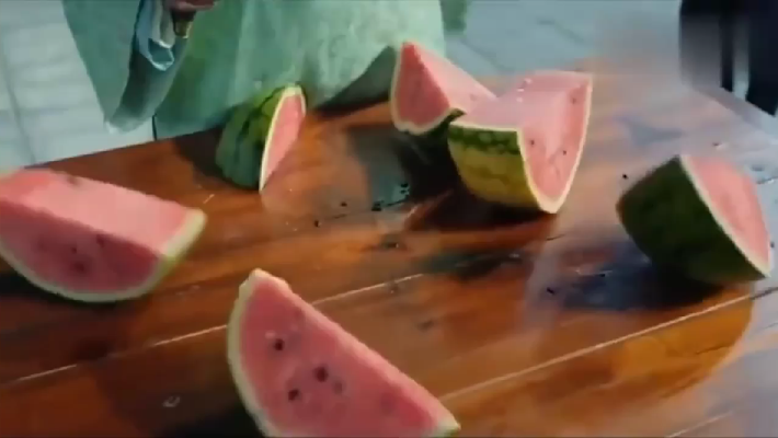 影视:如何用三刀把西瓜劈成十一，一般人都想不到，但他做到了