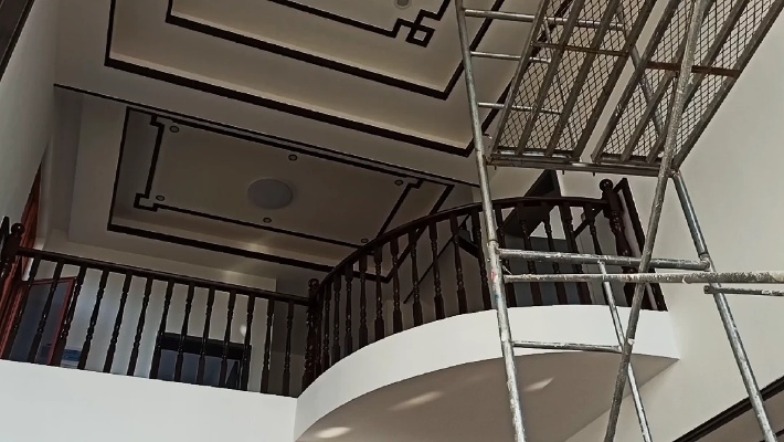 安装全实木楼梯扶手，稳重又大气，这是大别墅该有的样子