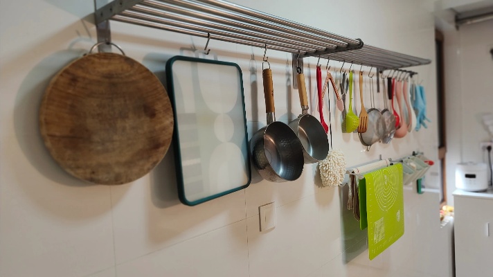 分享我家厨房墙面收纳，小厨房合理利用空间，收纳有序使用方便