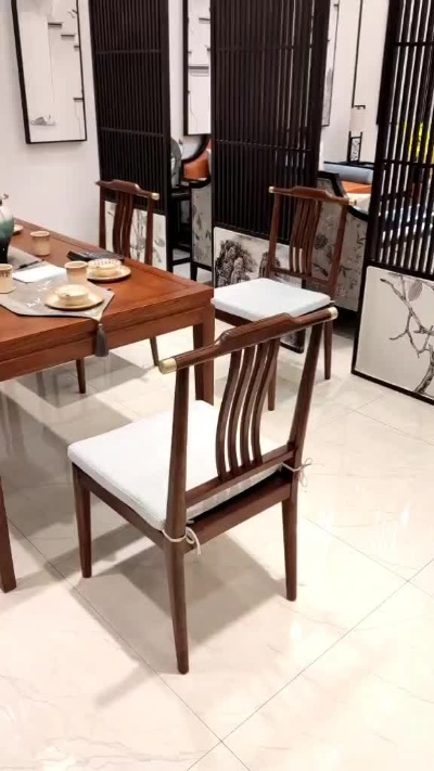 长条形餐桌，新中式的简约体现在这，加上铜套的餐椅更显出现代感
