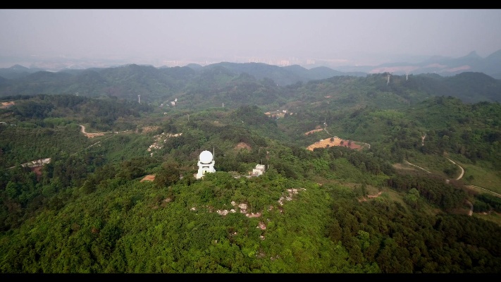 柳州一山顶上有一个白色球形建筑，周围满是坟墓！难道是风水球？