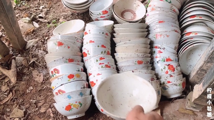 在农村老房子翻出100多个老碗来，这些都是爷爷奶奶留下来的遗产