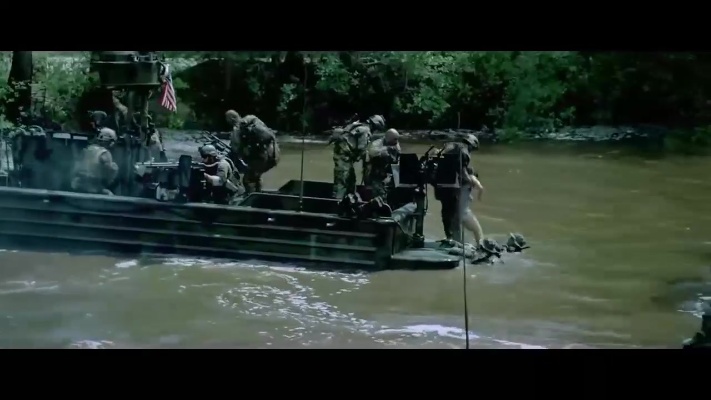 突击队走投无路冲入河中，下一秒向你展示快速反应部队强大火力！