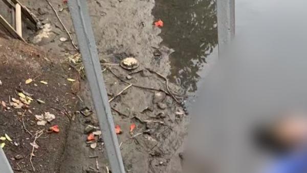 广东汕头一小学门口水沟发现一具尸体，警方正确认死者身份