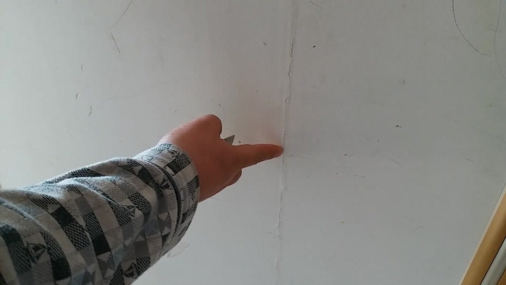 家里墙壁出现裂缝了怎么办？用它简单的抹一抹瞬间跟新的一样