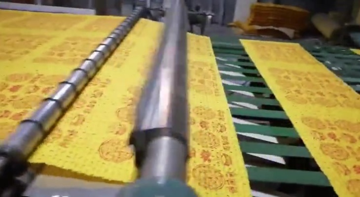 实拍烧纸压花过程，一分钟能生产50米，压花机3万多一台