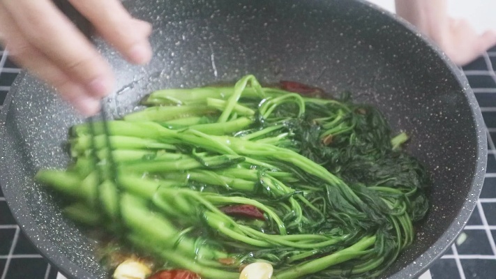 空心菜怎么炒才颜色翠绿不发黄呢？用一双筷子搞定，方法特别简单