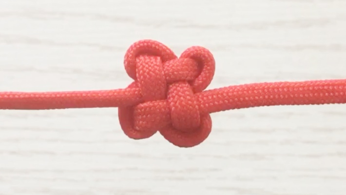 此绳结被誉为“四叶草结”，不仅打法简单好学，效果还很美观